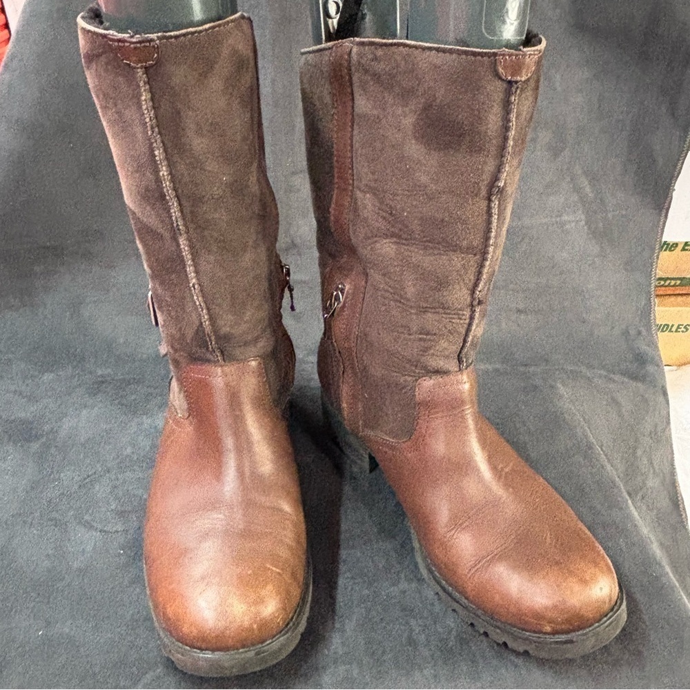 UGG Sz 9 Sherpa Lined Brown Leather Suede Boots with Buckle Slight Distress Toe